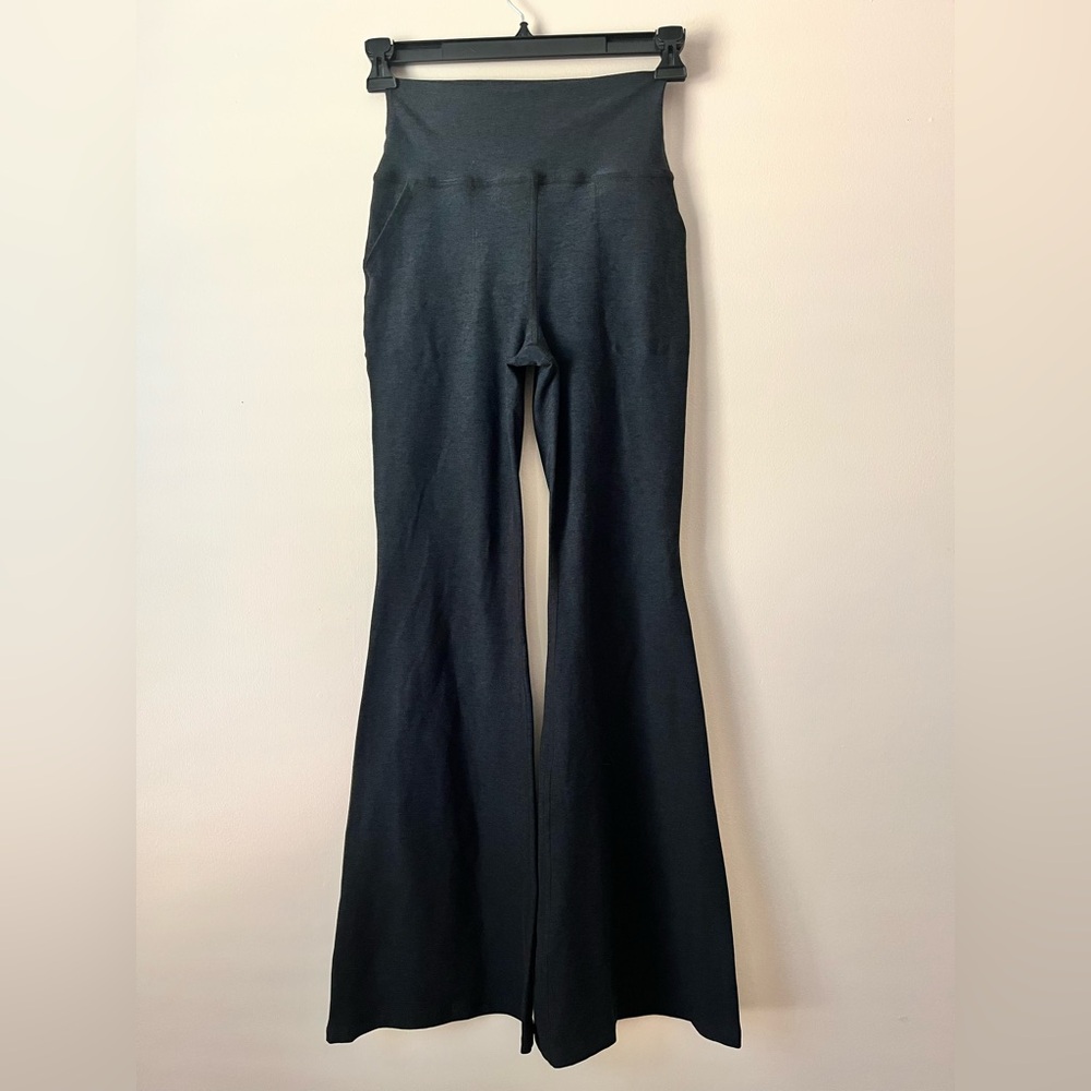 Beyond Yoga Flare Pants Size Medium Charcoal Heather